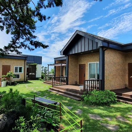 Wind Jeju Cafe & Pension Согвіпо Екстер'єр фото