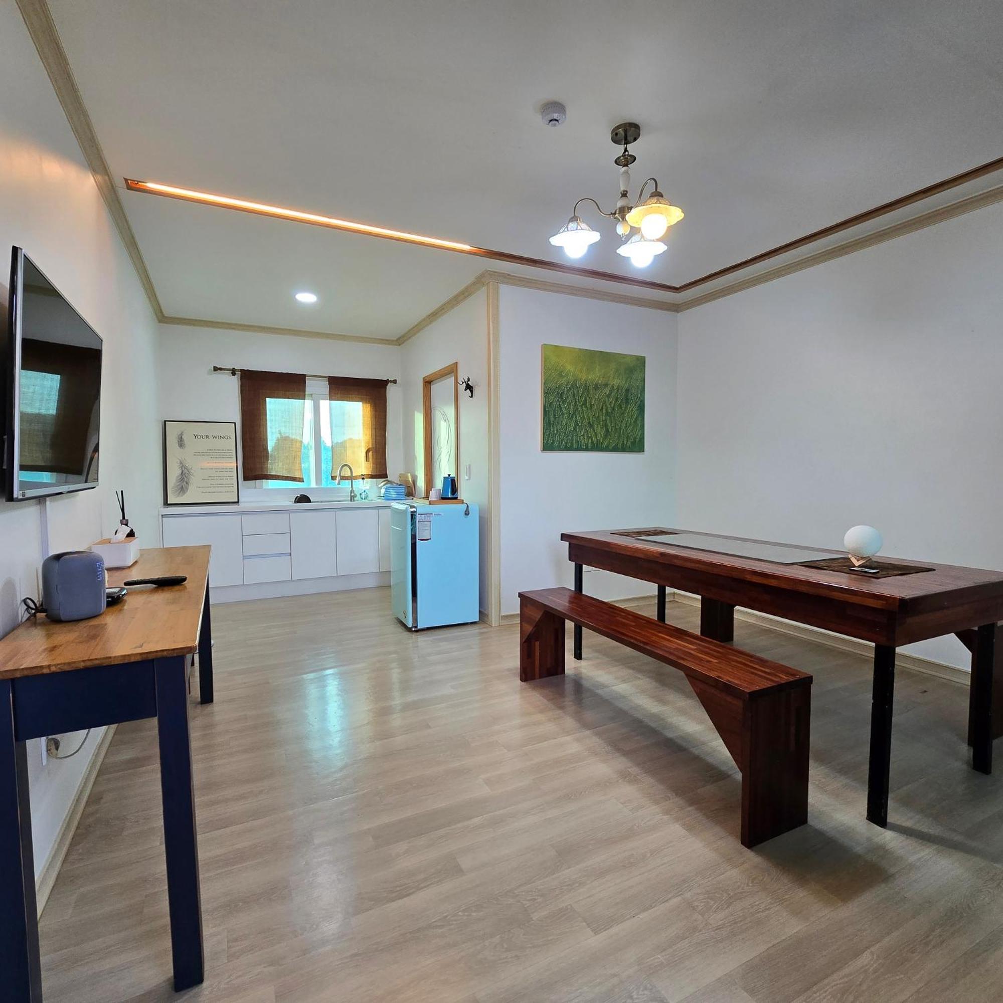 Wind Jeju Cafe & Pension Согвіпо Екстер'єр фото