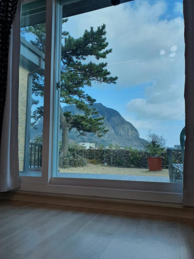 Wind Jeju Cafe & Pension Согвіпо Екстер'єр фото