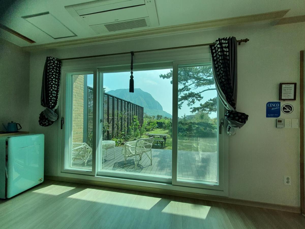 Wind Jeju Cafe & Pension Согвіпо Екстер'єр фото